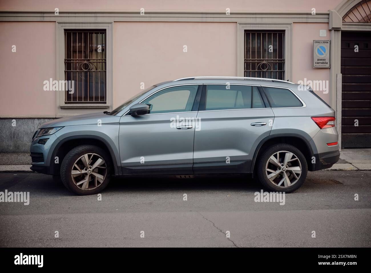 Cremona, Italia 9 febbraio 2025 SUV Silver Skoda Kodiaq parcheggiato su una strada cittadina, che mostra il suo design elegante e le sue caratteristiche moderne. La macchina è in agai Foto Stock