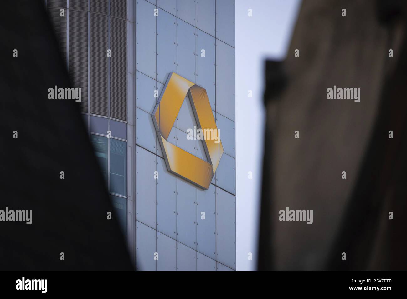 Il logo Commerzbank sull'omonima torre può essere visto da lontano nei canyon urbani di Francoforte, Francoforte sul meno, Assia, Germania, Europa Foto Stock