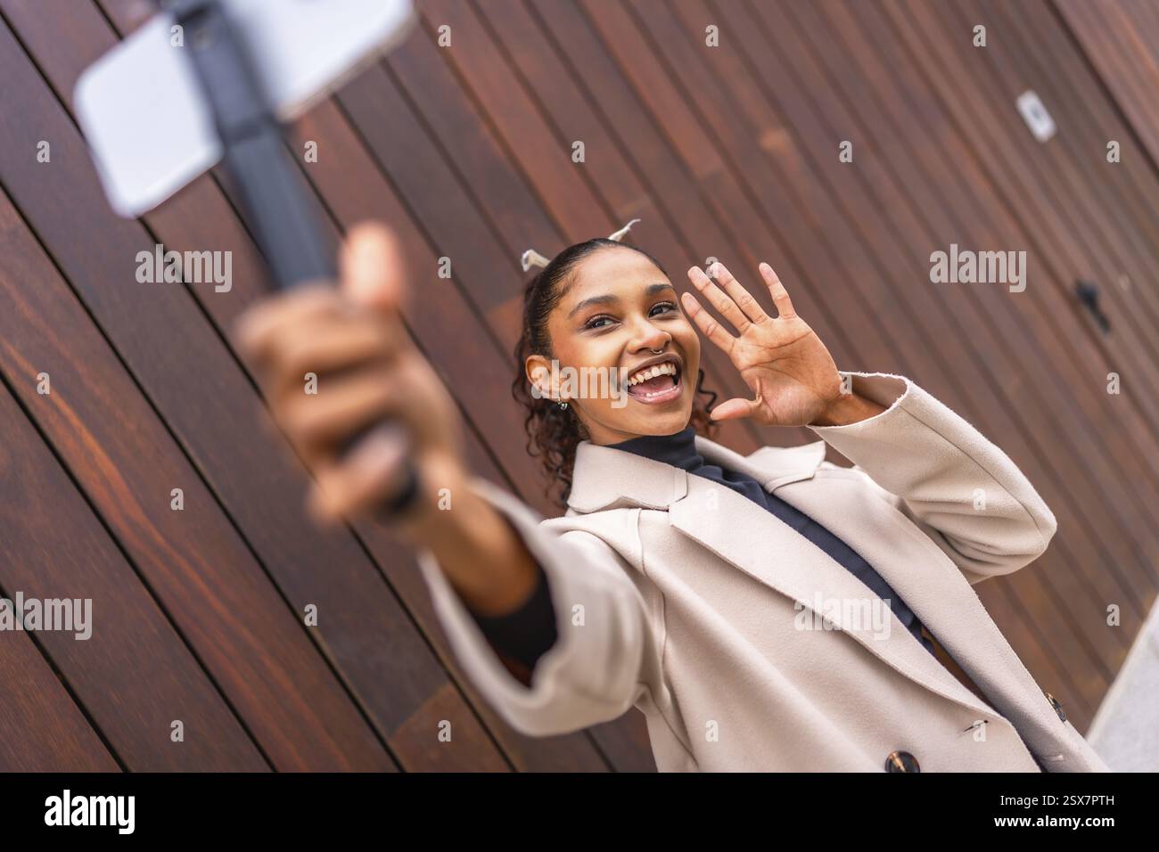 afroamericana giovane creatrice di contenuti che registra un nuovo vlog utilizzando il telefono in città Foto Stock
