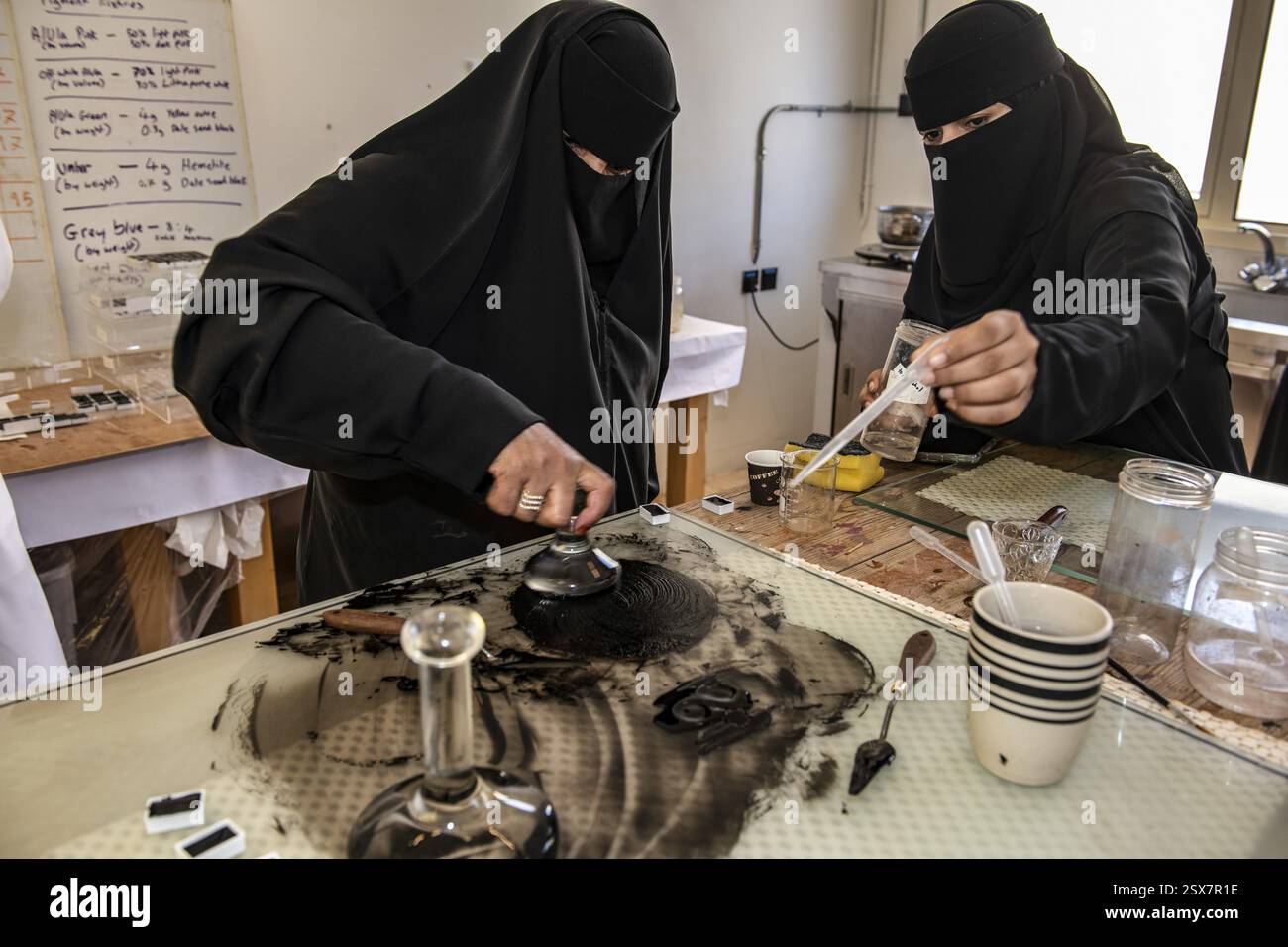 Produzione di vernici ad acquerello da arenaria, Madrasat ad Deera, College of Artigimanship, al Jadidah art District, al Ula, Arabia Saudita, Asia Foto Stock