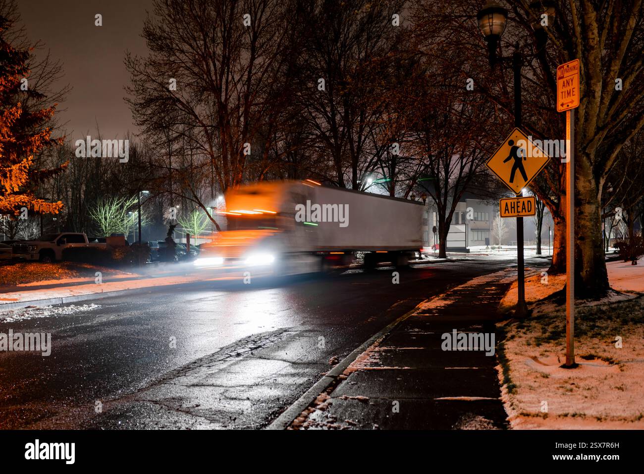 Semi-motrice industriale bianco grande con cabina estesa per il riposo del conducente del veicolo trasportando merci in frigorifero semi-rimorchio in funzione sullo slittamento invernale Foto Stock