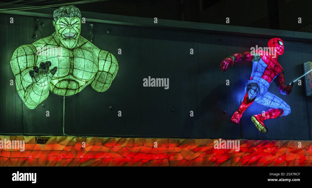 Dongducheon, Corea del Sud, 1 febbraio 2019: Figure leggere simili a Hulk e Spiderman di fronte all'edificio. The Hulk copyright Universal e Mar Foto Stock