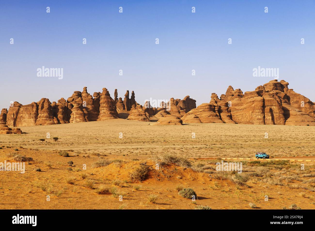 Tour in Land Rover d'epoca nel paesaggio roccioso di Hegra, sito patrimonio dell'umanità dell'UNESCO al Ula, Regno dell'Arabia Saudita Foto Stock