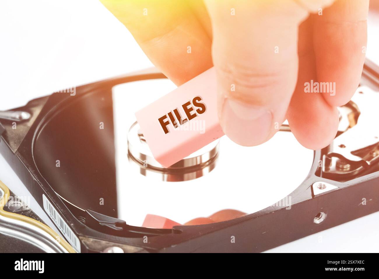 Gomma e disco rigido del computer. Eliminazione dati HDD. Recupero informazioni utente in corso... Foto Stock