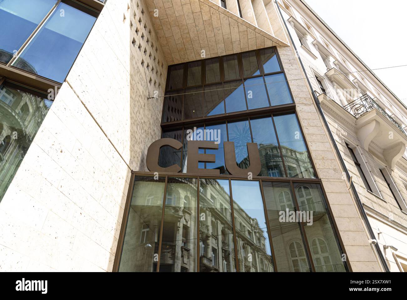 L'ingresso principale al campus di Budapest dell'Università dell'Europa centrale Foto Stock