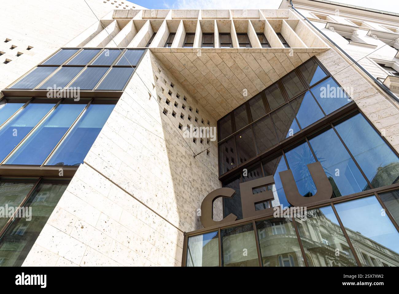 L'ingresso principale al campus di Budapest dell'Università dell'Europa centrale Foto Stock