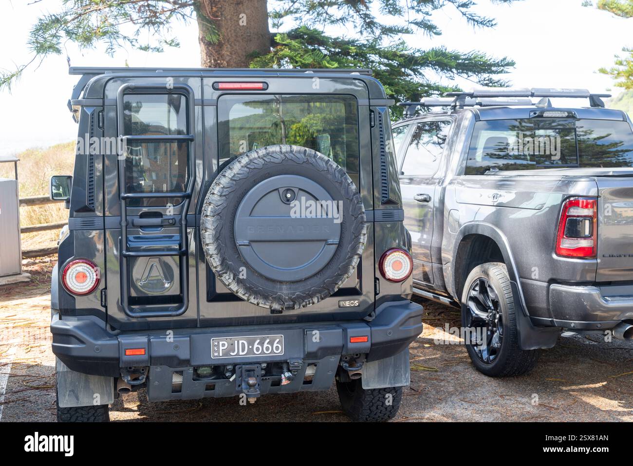 Modello 2023 grigio Ineos IGXX Grenadier SUV vista posteriore parcheggiato a Sydney, nuovo Galles del Sud, Australia Foto Stock