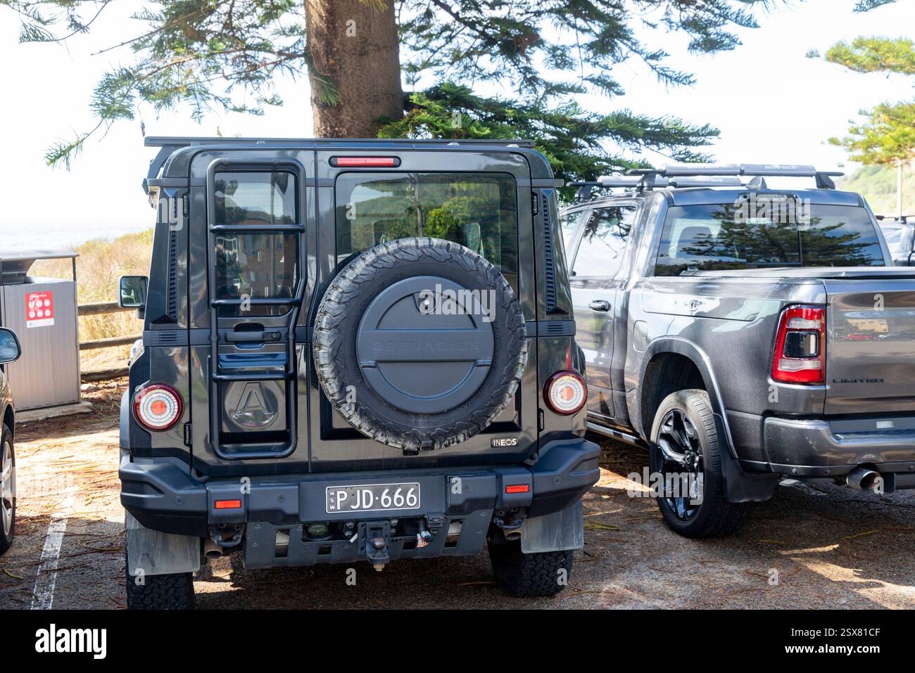 Modello 2023 grigio Ineos IGXX Grenadier SUV vista posteriore parcheggiato a Sydney, nuovo Galles del Sud, Australia Foto Stock