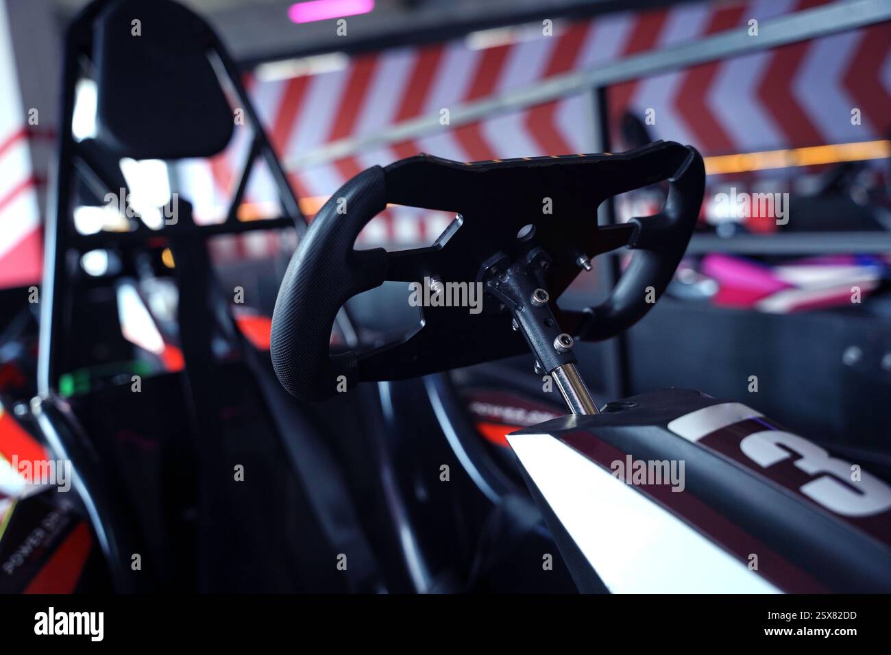 Nuovi go-kart elettrici nel moderno circuito indoor Foto Stock