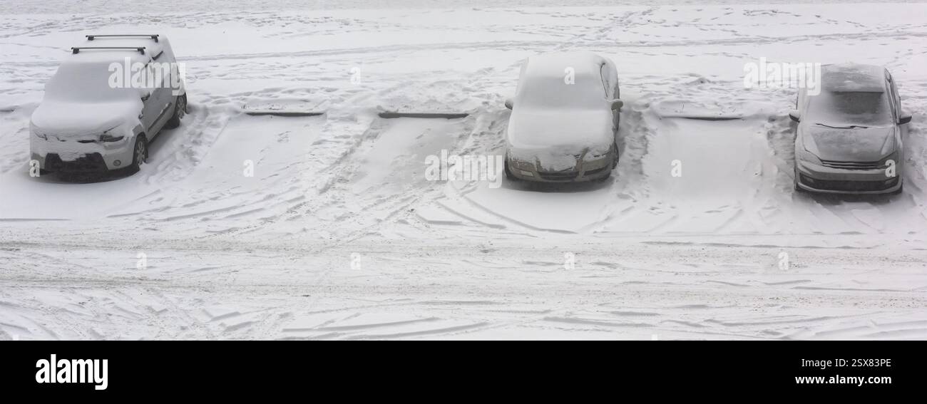 Auto parcheggiate sotto la neve in inverno Foto Stock