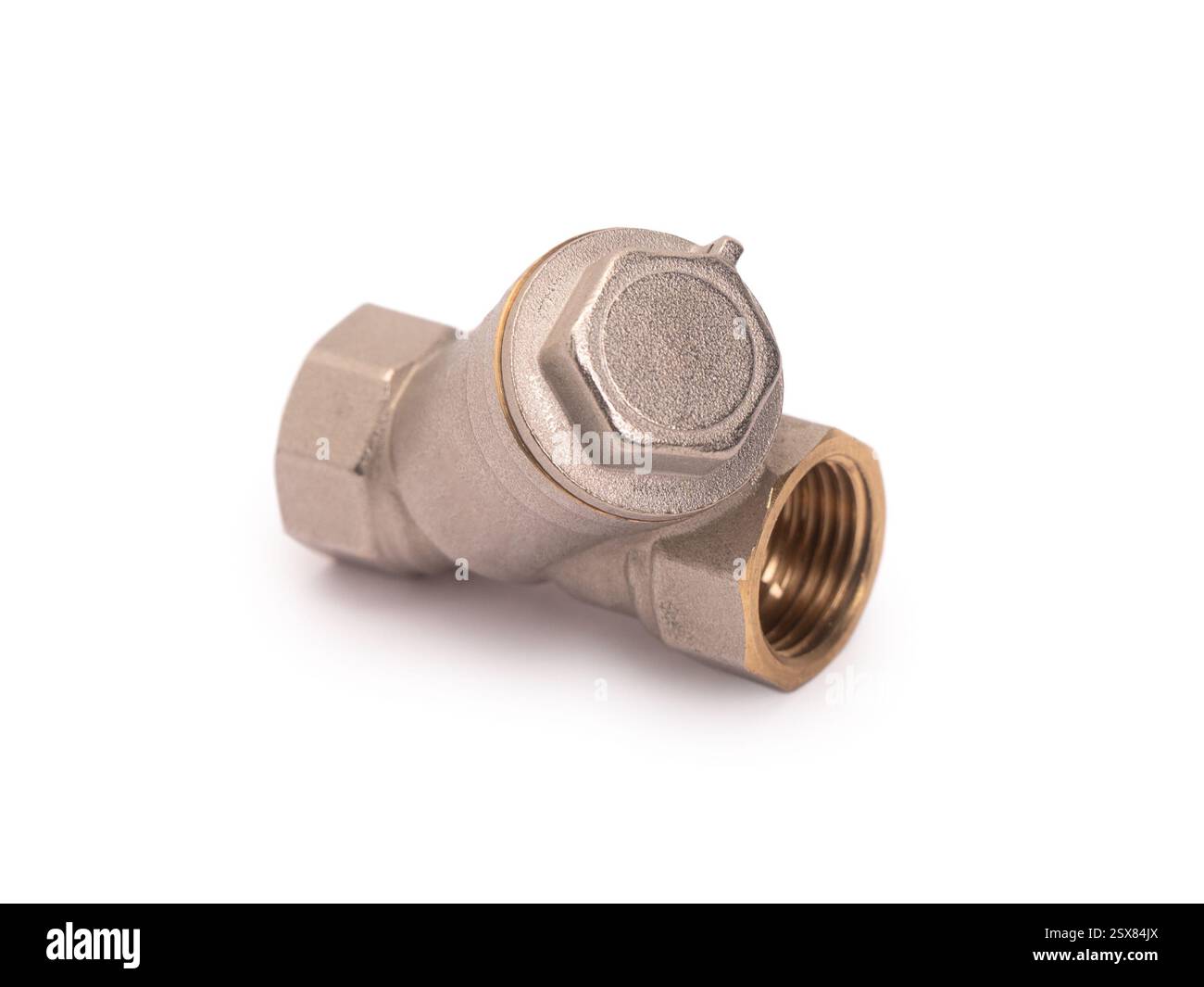 Filtro per acqua grossolano per lavori idraulici isolato su sfondo bianco Foto Stock