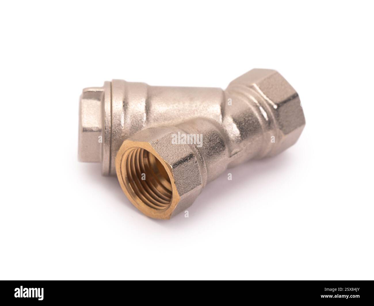 Filtro per acqua grossolano per lavori idraulici isolato su sfondo bianco Foto Stock