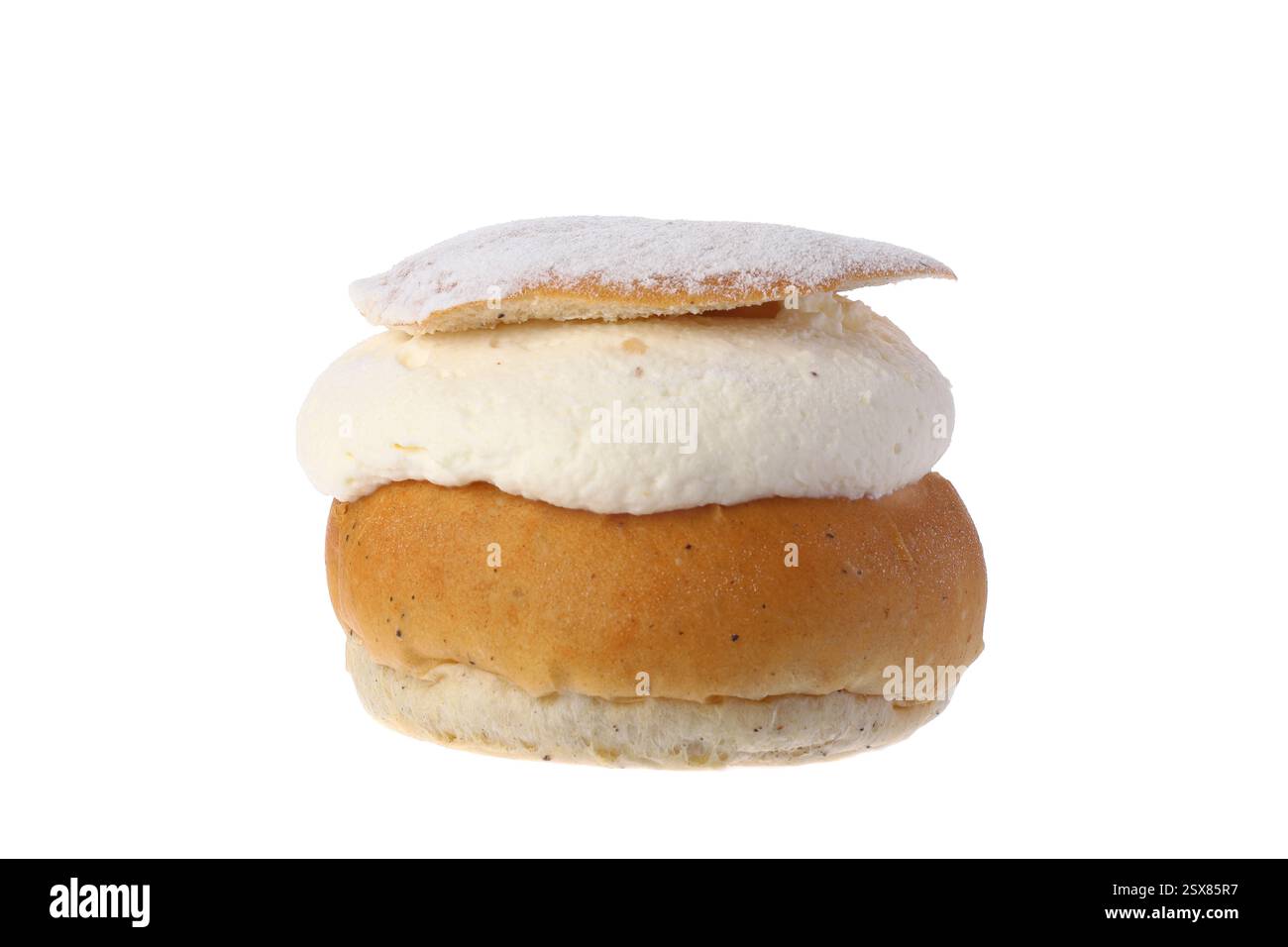 Semla svedese tradizionale, un panino di grano aromatizzato al cardamomo ripieno di pasta di mandorle e panna montata, isolato su uno sfondo bianco pulito. Una S popolare Foto Stock