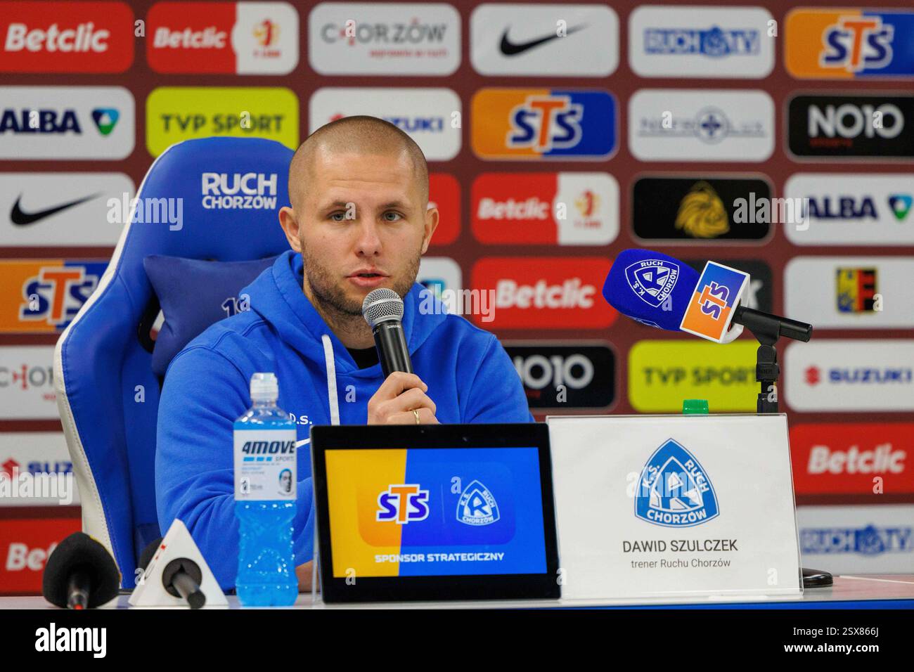 CHORZOW, POLONIA, 22 febbraio 2025, partita di calcio in prima Lega polacca tra RUCH CHORZOW E WISLA CRACOVIA, OP: Trener DAWID SZULCZEK na konferencja prasowa po meczu crediti: Piotr Front/Alamy Live News Foto Stock