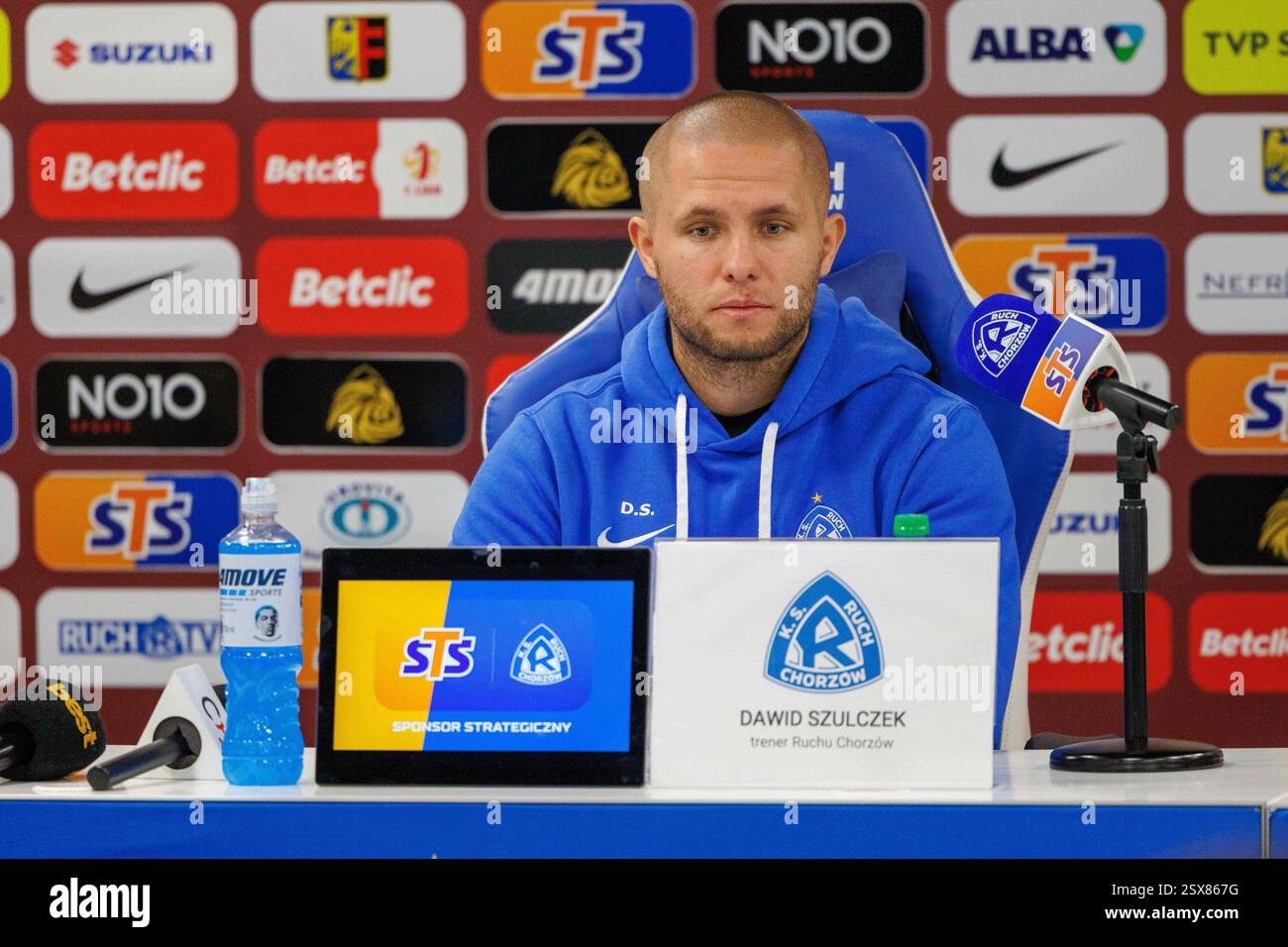 CHORZOW, POLONIA, 22 febbraio 2025, partita di calcio in prima Lega polacca tra RUCH CHORZOW E WISLA CRACOVIA, OP: Trener DAWID SZULCZEK na konferencja prasowa po meczu crediti: Piotr Front/Alamy Live News Foto Stock
