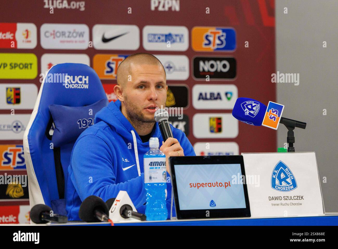 CHORZOW, POLONIA, 22 febbraio 2025, partita di calcio in prima Lega polacca tra RUCH CHORZOW E WISLA CRACOVIA, OP: Trener DAWID SZULCZEK na konferencja prasowa po meczu crediti: Piotr Front/Alamy Live News Foto Stock
