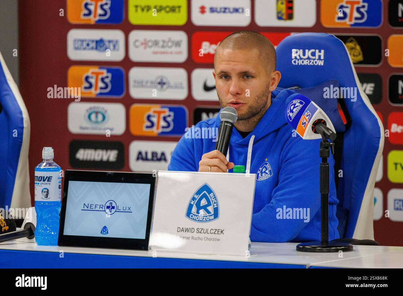 CHORZOW, POLONIA, 22 febbraio 2025, partita di calcio in prima Lega polacca tra RUCH CHORZOW E WISLA CRACOVIA, OP: Trener DAWID SZULCZEK na konferencja prasowa po meczu crediti: Piotr Front/Alamy Live News Foto Stock