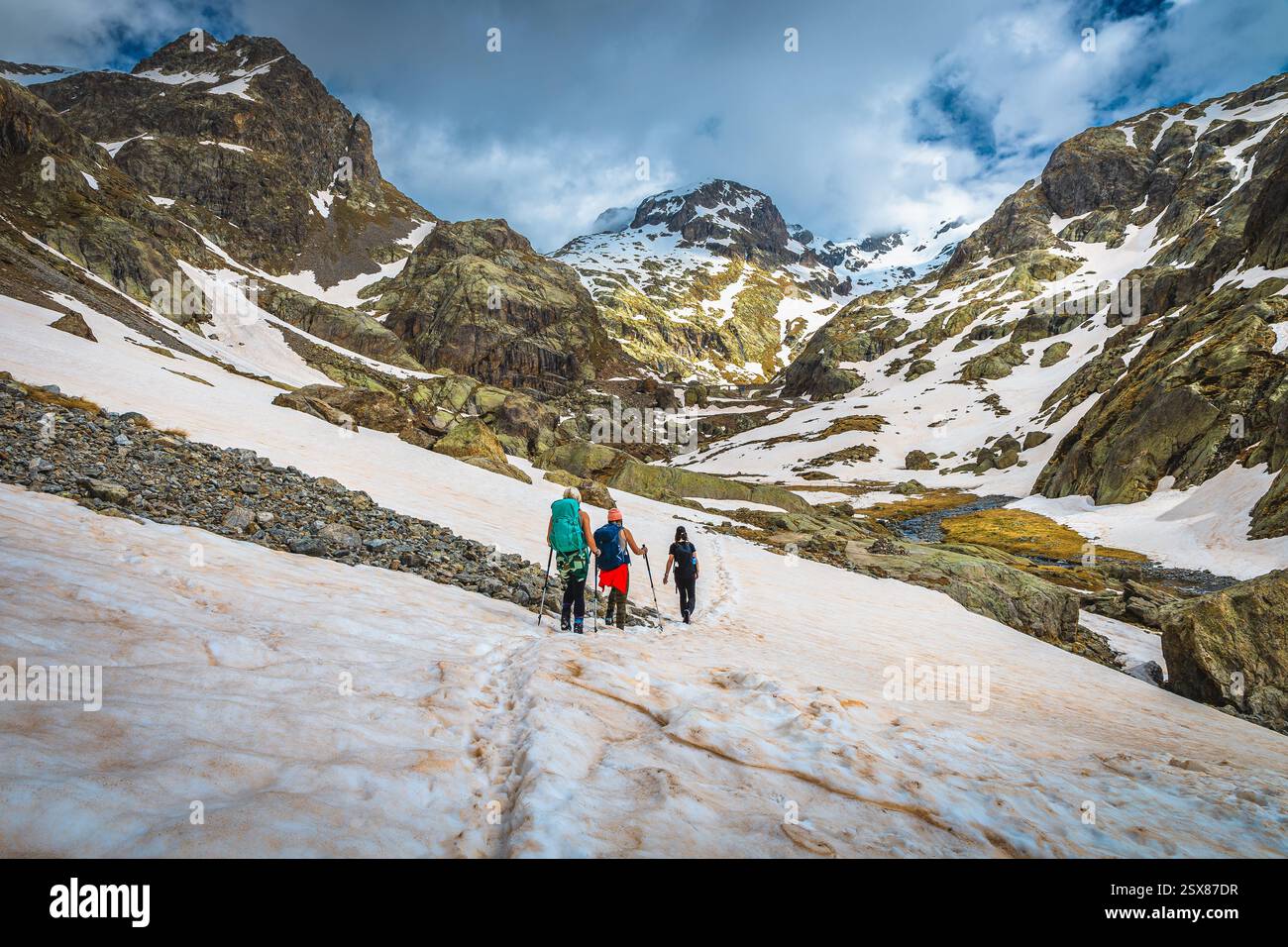 Paesaggio pittoresco con escursionisti sulle piste innevate, vicino al lago Trecolpas nel Parco Nazionale del Mercantour, Alpes Maritimes, Francia, Europa Foto Stock