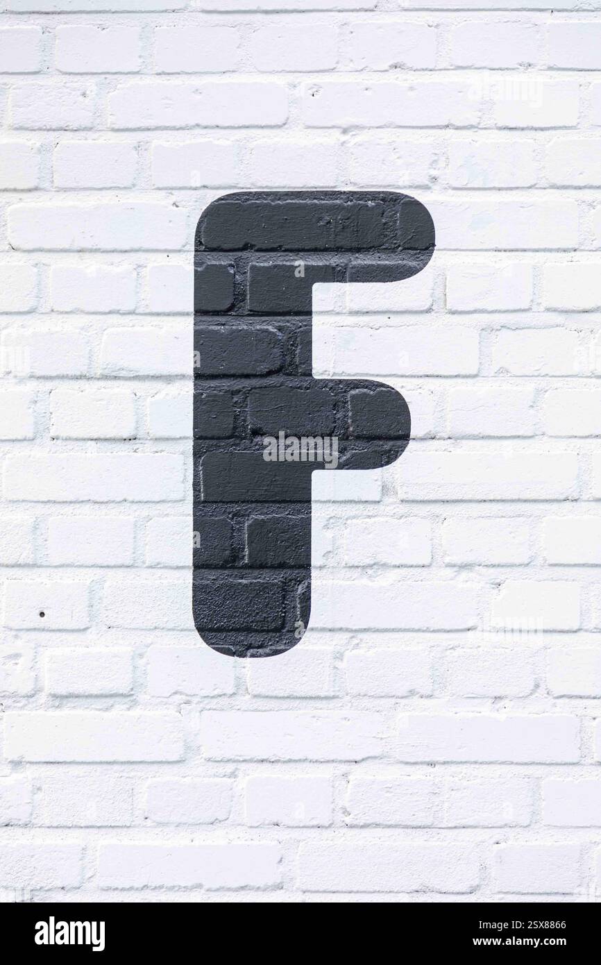 Lettera F sul muro di mattoni bianchi a Helsinki, Finlandia Foto Stock