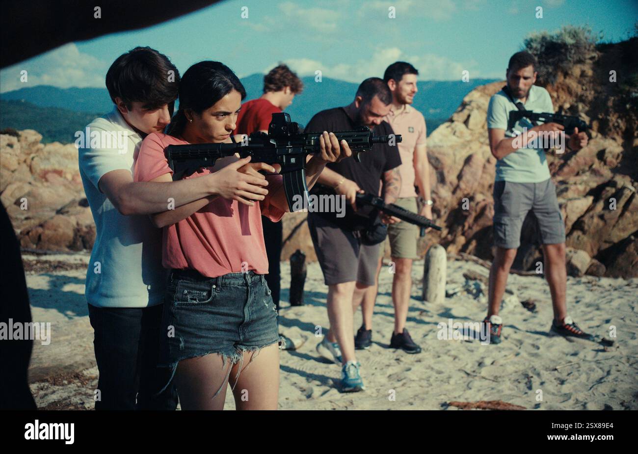 HAFSIA HERZI e LOUIS MEMMI in BORGO (2023), diretto da STÉPHANE DEMOUSTIER. Crediti: Petit Film / France 3 Cinéma / album Foto Stock