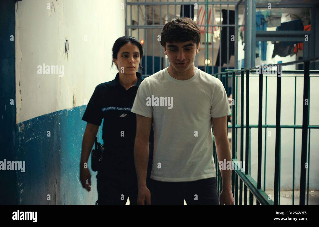 HAFSIA HERZI e LOUIS MEMMI in BORGO (2023), diretto da STÉPHANE DEMOUSTIER. Crediti: Petit Film / France 3 Cinéma / album Foto Stock