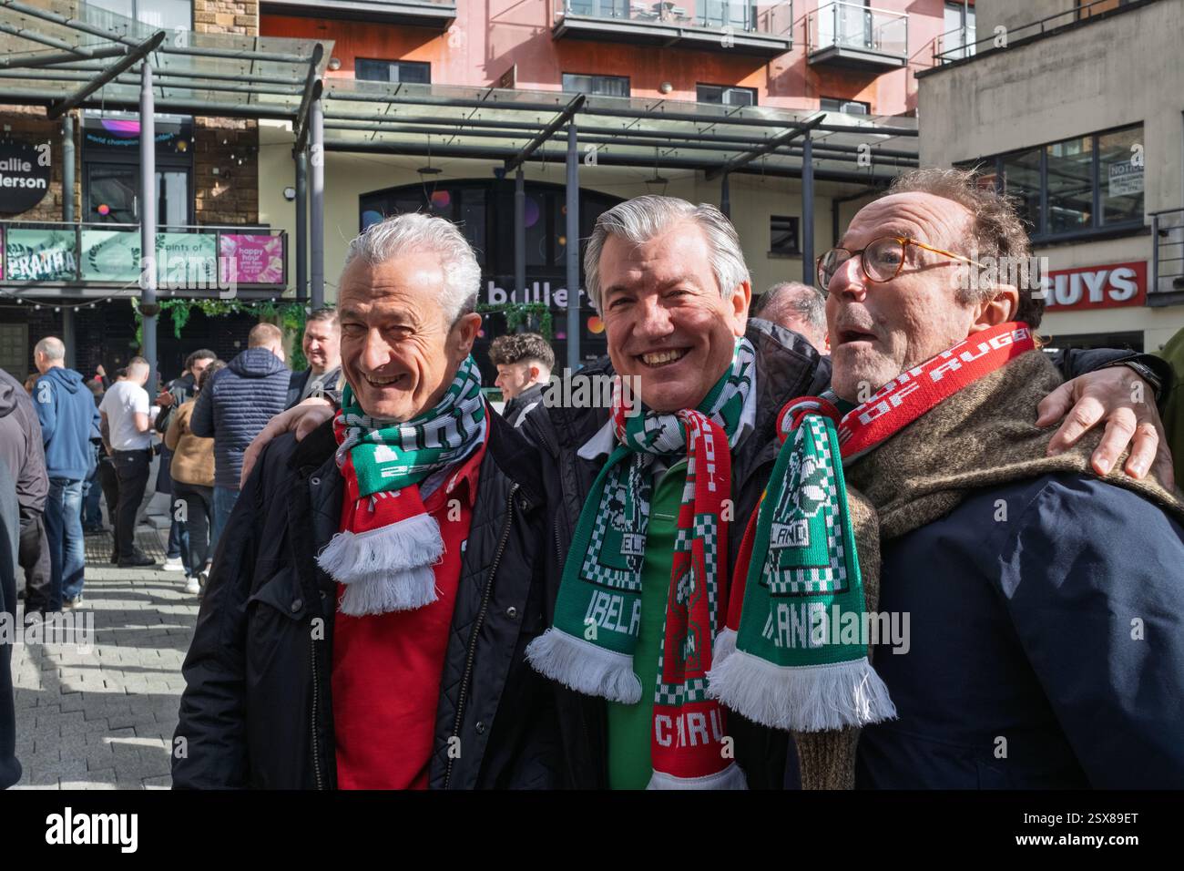I tifosi di rugby in posa per una foto prima della partita, giornata delle sei Nazioni, Cardiff, febbraio 2025 Foto Stock