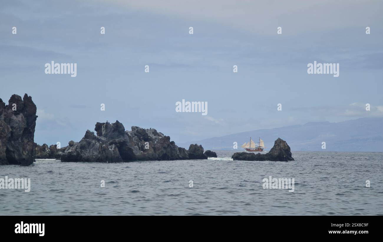 Rocce nere nell'oceano. Tenerife, Isole Canarie Foto Stock