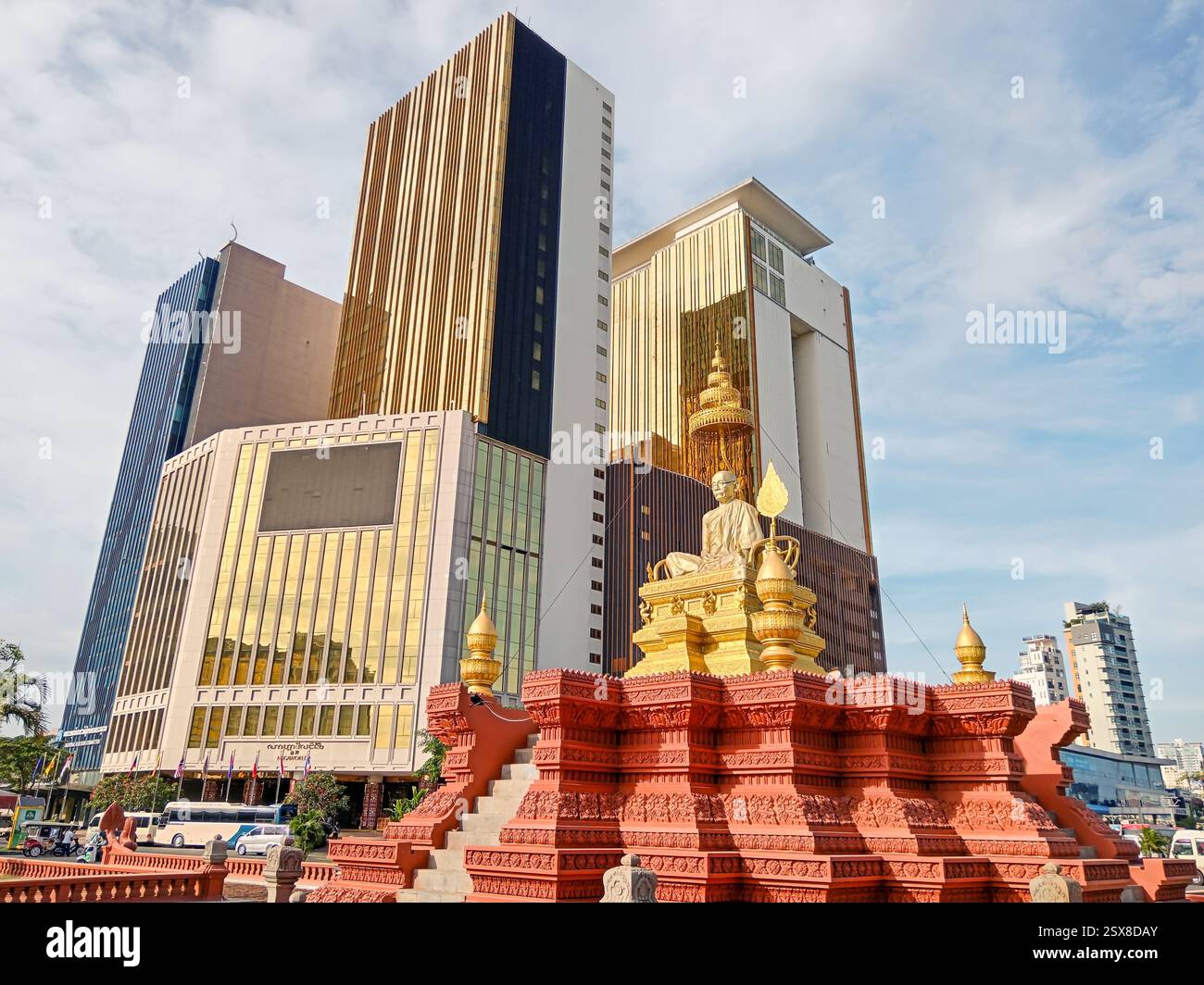 Phnom Penh, Cambogia - 23 febbraio 2025: La statua di Samdech Chuon Nath è un monumento che onora il monaco buddista cambogiano e studioso, noto per la sua storia Foto Stock