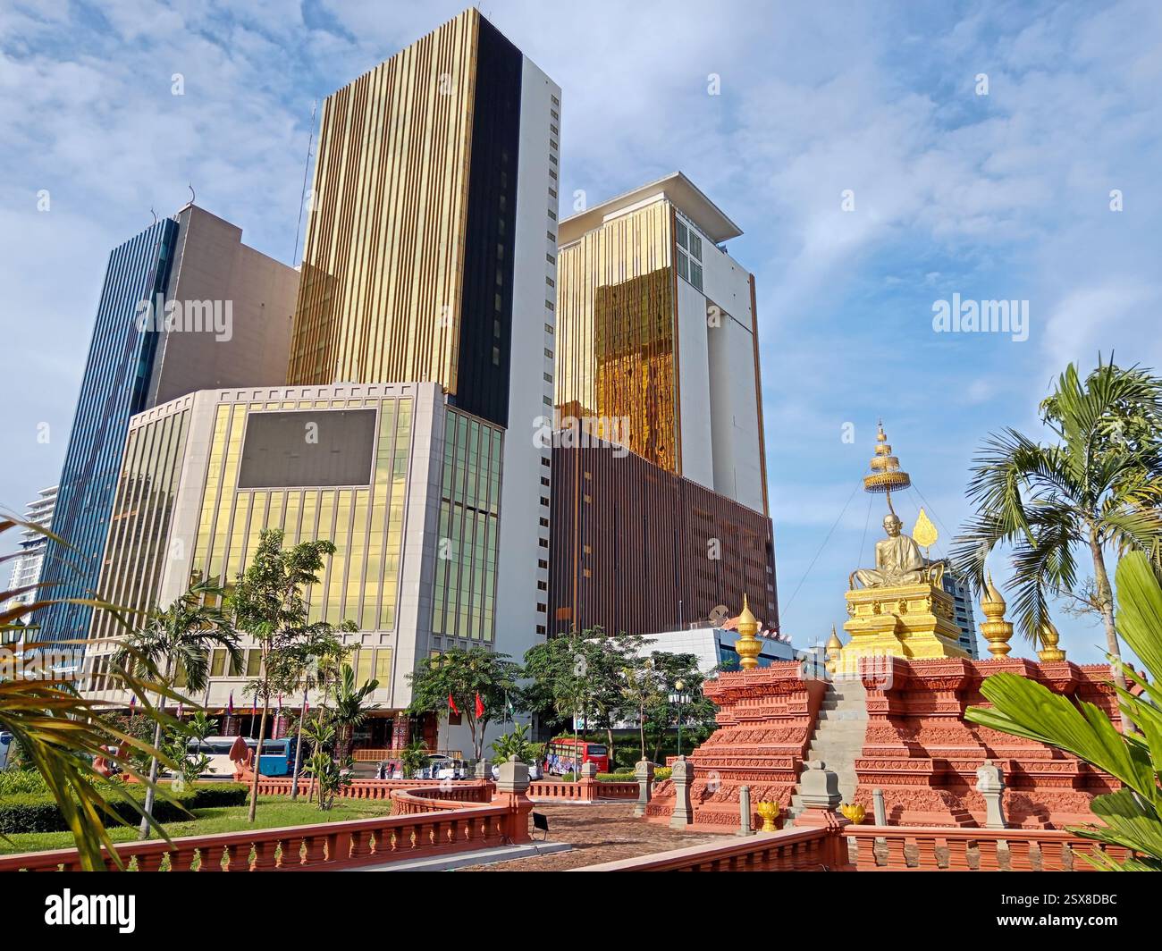 Phnom Penh, Cambogia - 23 febbraio 2025: La statua di Samdech Chuon Nath è un monumento che onora il monaco buddista cambogiano e studioso, noto per la sua storia Foto Stock