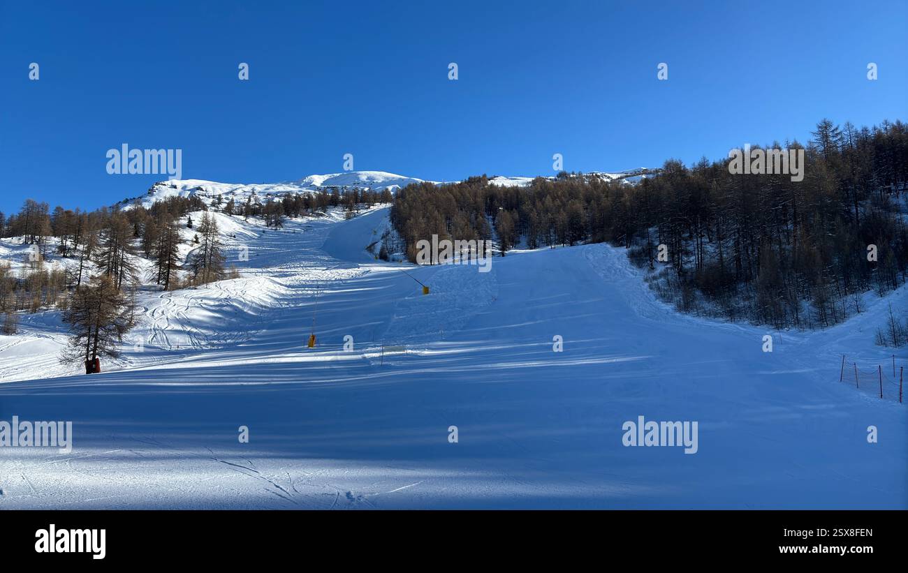 Piemonte Italia Sansicario. Località sciistica innevata e montagne bellissime. Alpi. Alpine Mountain View vacanza sciistica viaggi all'aperto splendida landsca invernale - Immagine stock catturata con smartphone