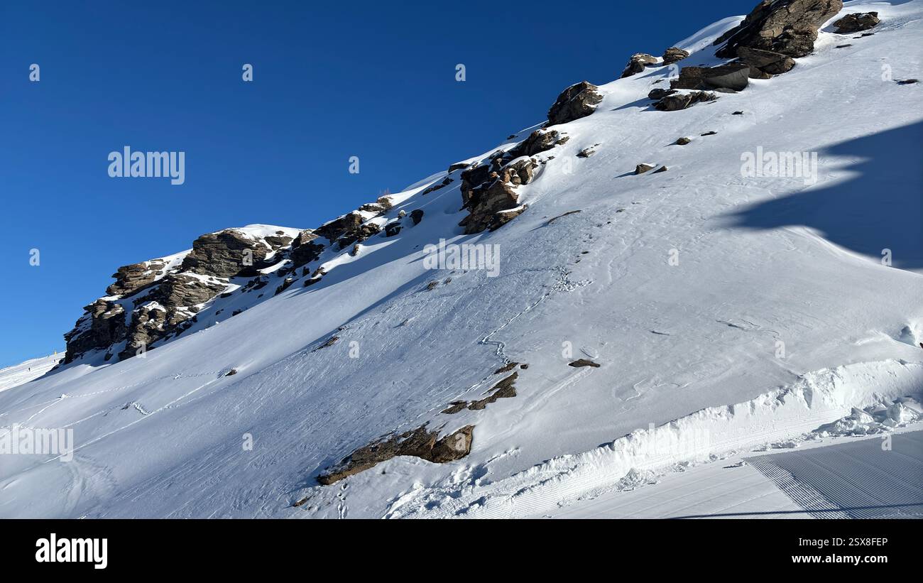 Piemonte Italia Sansicario. Località sciistica innevata e montagne bellissime. Alpi. Alpine Mountain View vacanza sciistica viaggi all'aperto splendida landsca invernale - Immagine stock catturata con smartphone