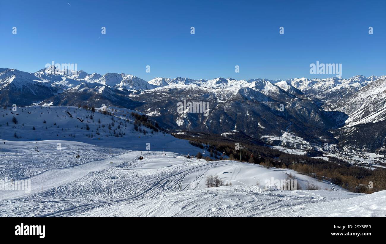 Piemonte Italia Sansicario. Località sciistica innevata e montagne bellissime. Alpi. Alpine Mountain View vacanza sciistica viaggi all'aperto splendida landsca invernale - Immagine stock catturata con smartphone
