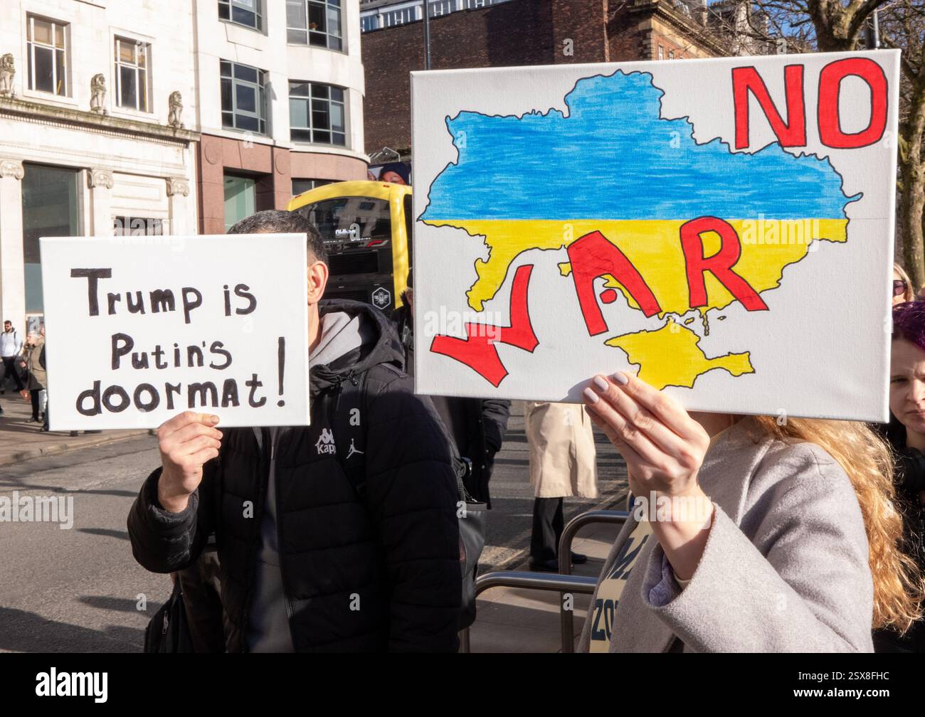 Manchester, Regno Unito. 22 febbraio 2025. PROTESTA DI GUERRA UCRAINA MANCHESTER REGNO UNITO. I manifestanti marciarono da Piccadilly a Piazza San Pietro. Le tensioni sono state alte quando la marcia anti-rifugiati UKIP ha avuto luogo nelle vicinanze. Manchester UK foto: Garyroberts/worldwidefeatures.com credito: GaryRobertsphotography/Alamy Live News Foto Stock
