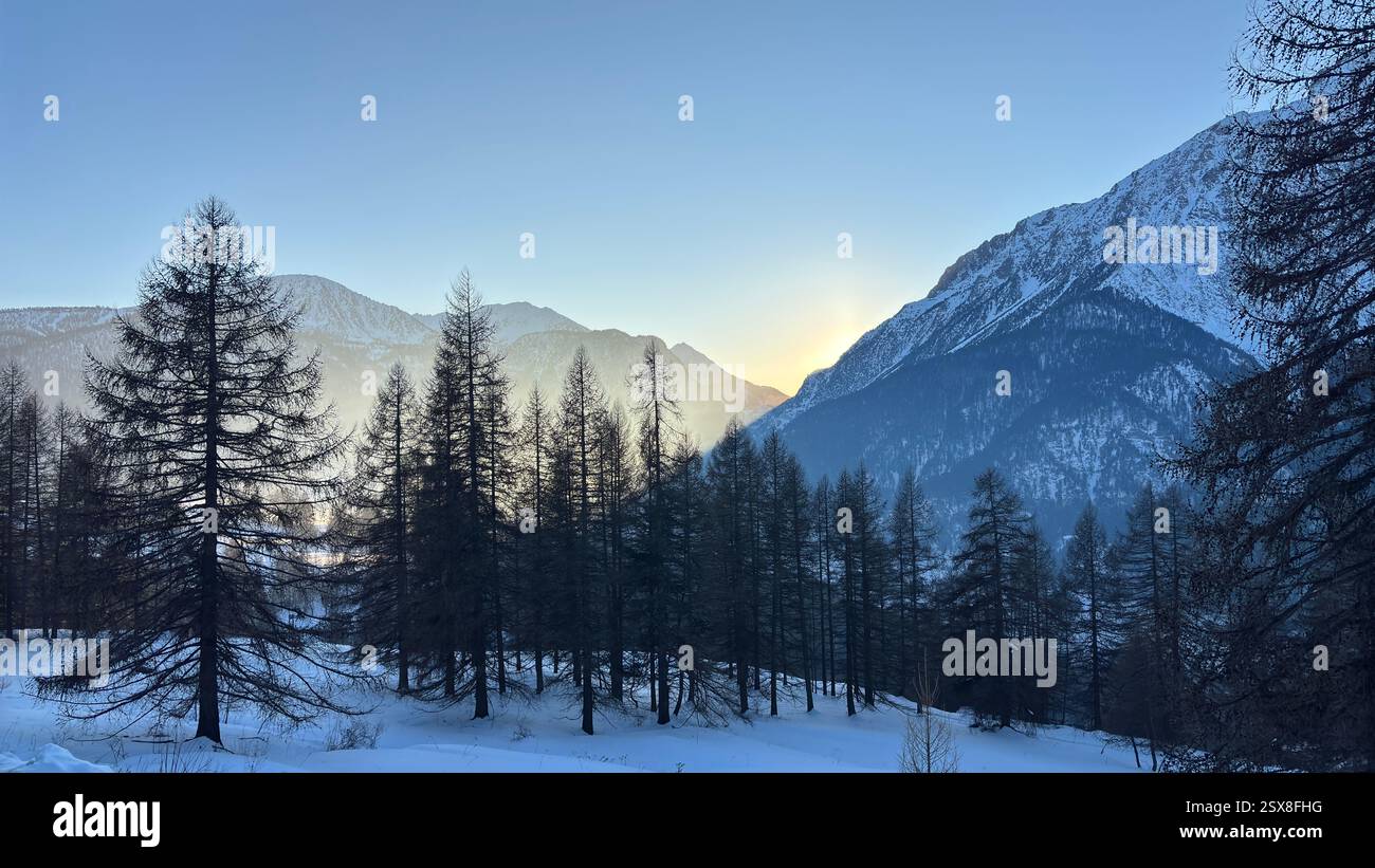 Piemonte Italia Sansicario. Località sciistica innevata e montagne bellissime. Alpi. Alpine Mountain View vacanza sciistica viaggi all'aperto splendida landsca invernale - Immagine stock catturata con smartphone