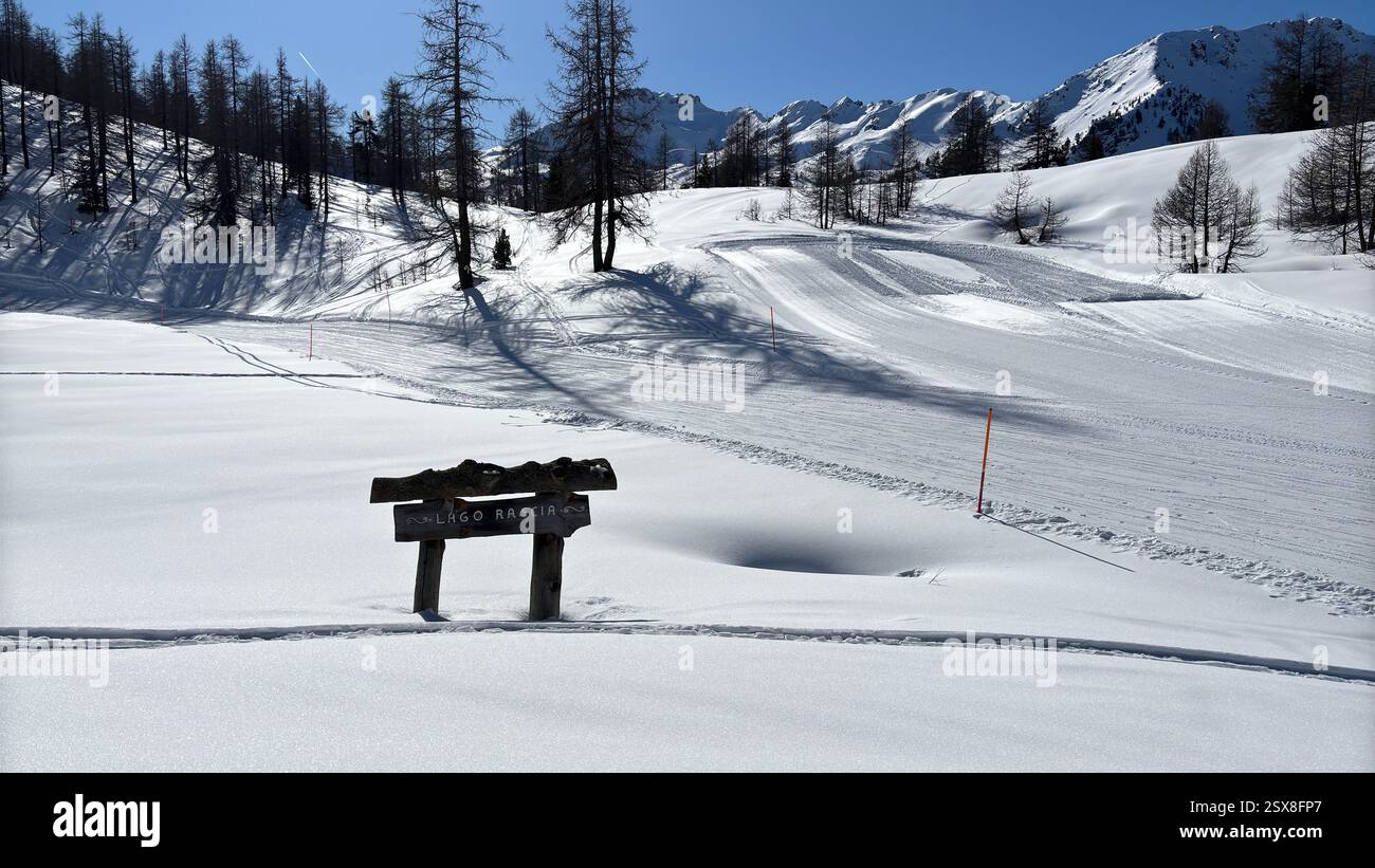 Piemonte Italia Sansicario. Località sciistica innevata e montagne bellissime. Alpi. Alpine Mountain View vacanza sciistica viaggi all'aperto splendida landsca invernale - Immagine stock catturata con smartphone