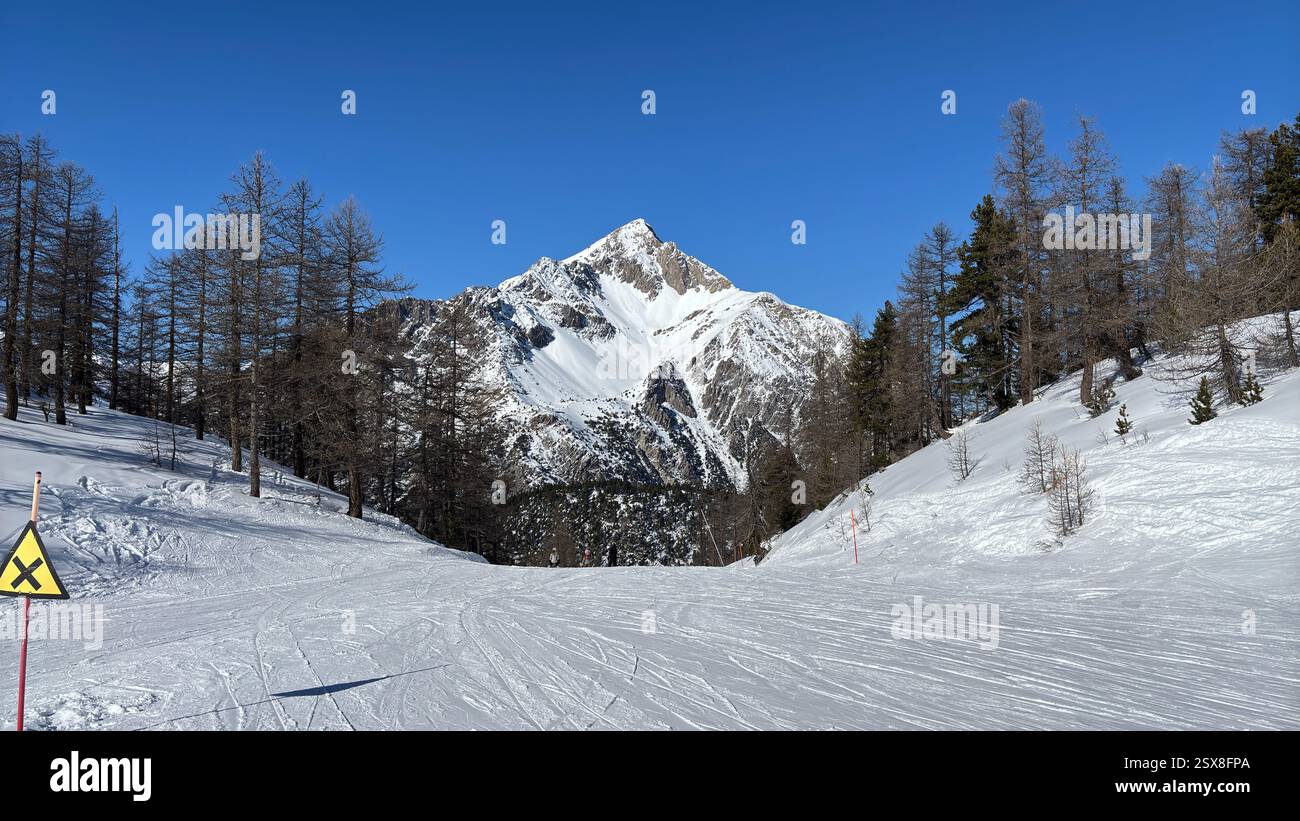 Piemonte Italia Sansicario. Località sciistica innevata e montagne bellissime. Alpi. Alpine Mountain View vacanza sciistica viaggi all'aperto splendida landsca invernale - Immagine stock catturata con smartphone