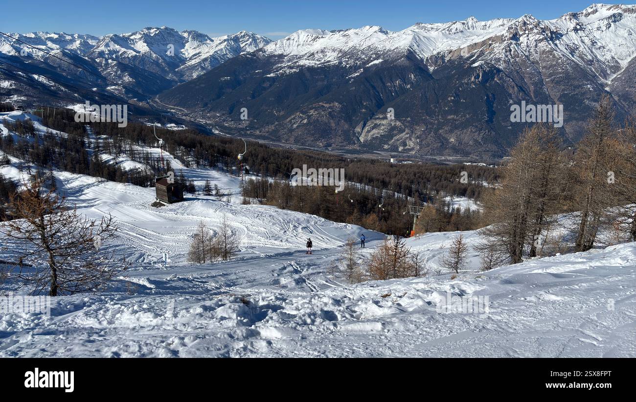 Piemonte Italia Sansicario. Località sciistica innevata e montagne bellissime. Alpi. Alpine Mountain View vacanza sciistica viaggi all'aperto splendida landsca invernale - Immagine stock catturata con smartphone