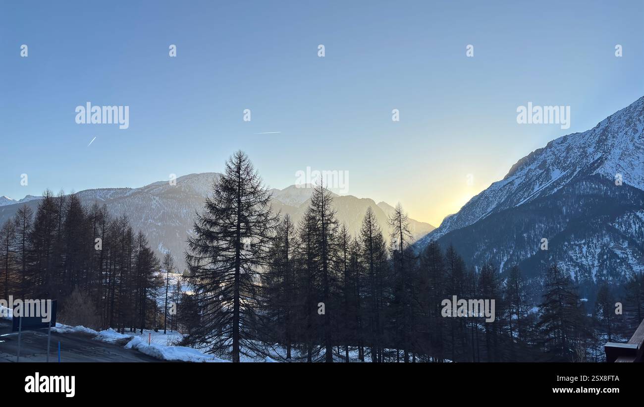 Piemonte Italia Sansicario. Località sciistica innevata e montagne bellissime. Alpi. Alpine Mountain View vacanza sciistica viaggi all'aperto splendida landsca invernale - Immagine stock catturata con smartphone