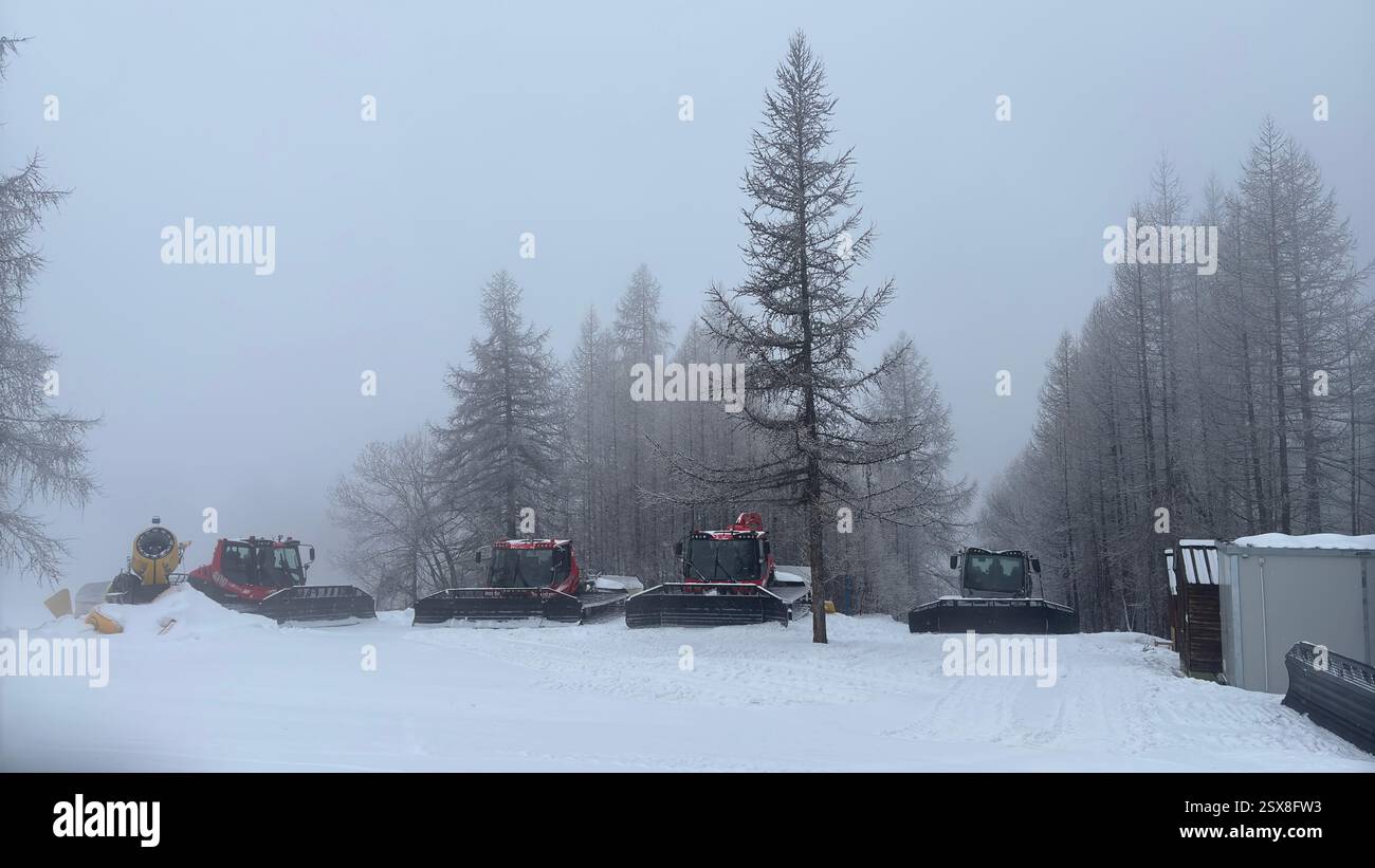 Piemonte Italia Sansicario. Località sciistica innevata e montagne bellissime. Alpi. Alpine Mountain View vacanza sciistica viaggi all'aperto splendida landsca invernale - Immagine stock catturata con smartphone