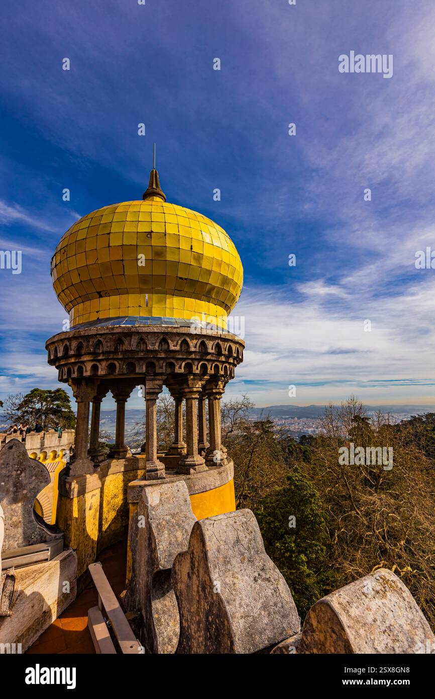 Ammira la splendida cupola gialla del Palazzo Nazionale di pena, adagiata su un bellissimo cielo blu, che offre vedute panoramiche delle vibranti terre di Sintra Foto Stock