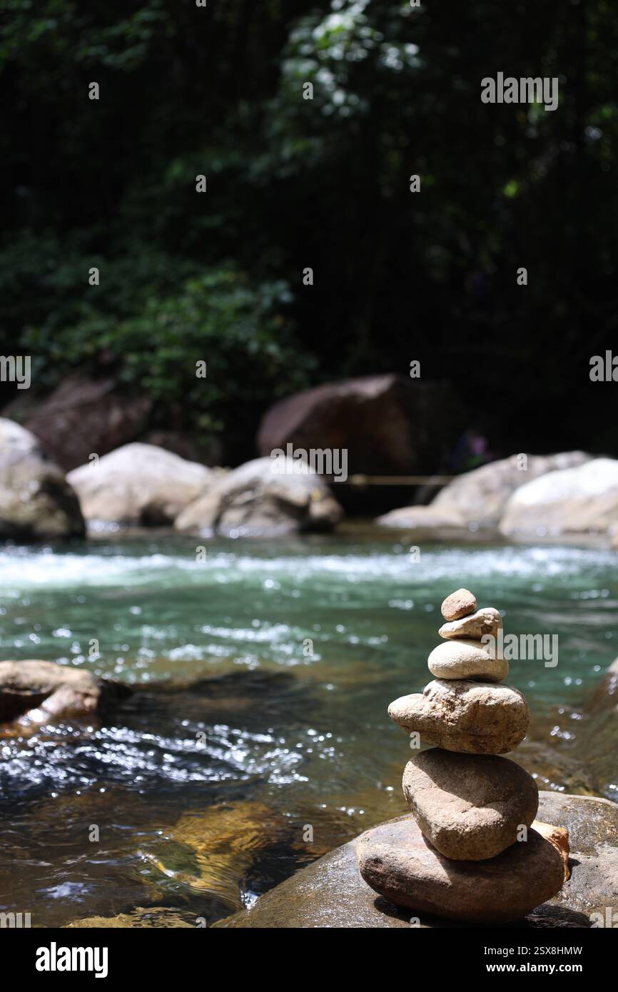 Vista sul fiume con ciottoli - Ponmudi Trivandrum Kerala India Foto Stock