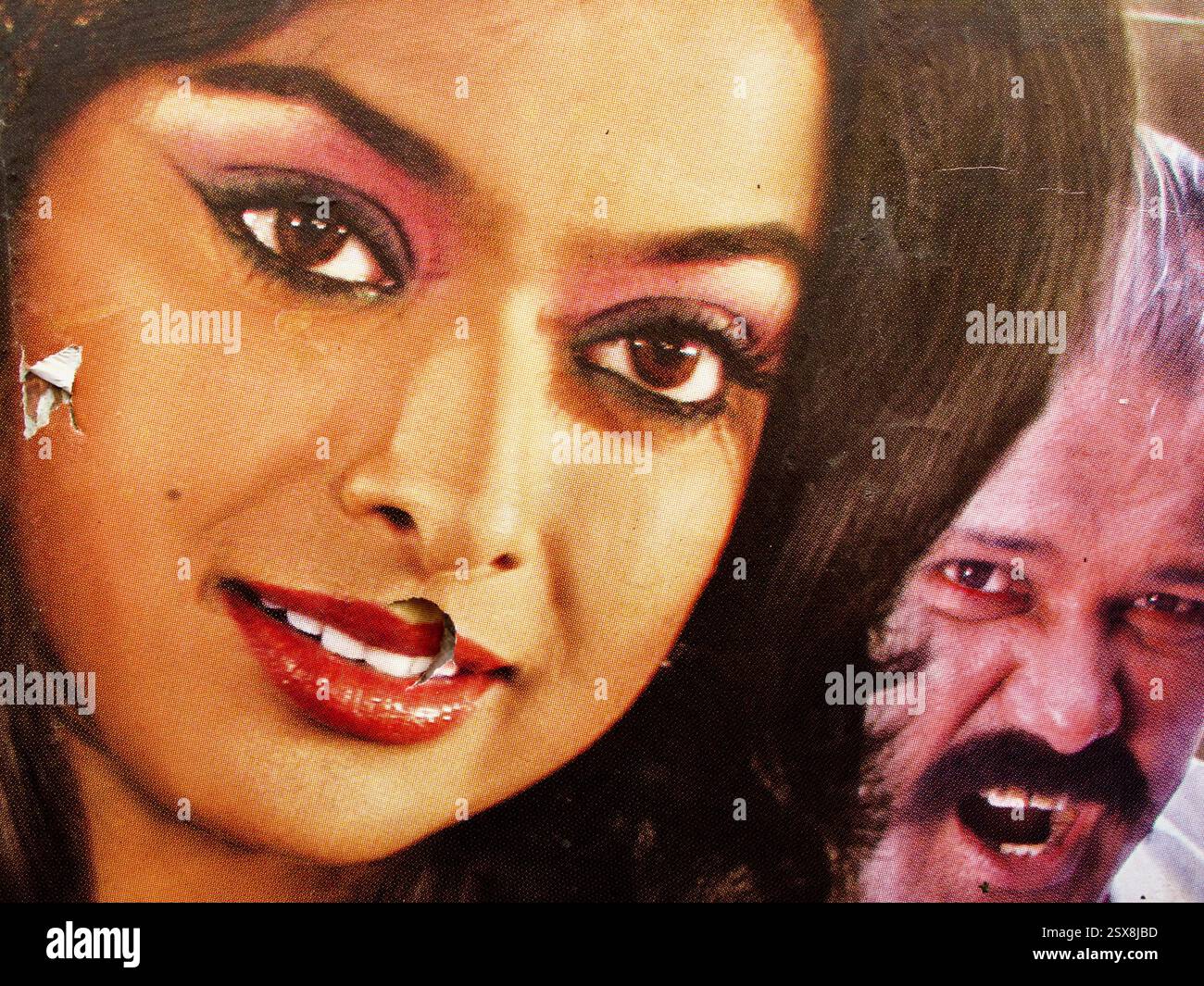 Poster cinematografico di Dhallywood a Dacca, Bangladesh, con un primo piano di una donna glamour con un trucco audace e un uomo arrabbiato sullo sfondo. Foto Stock