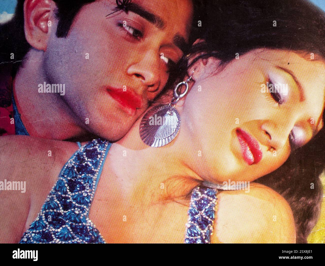 Romantico poster cinematografico di Dhallywood a Dhaka, Bangladesh, con un abbraccio stretto tra un uomo e una donna adornata di abiti glamour. Foto Stock