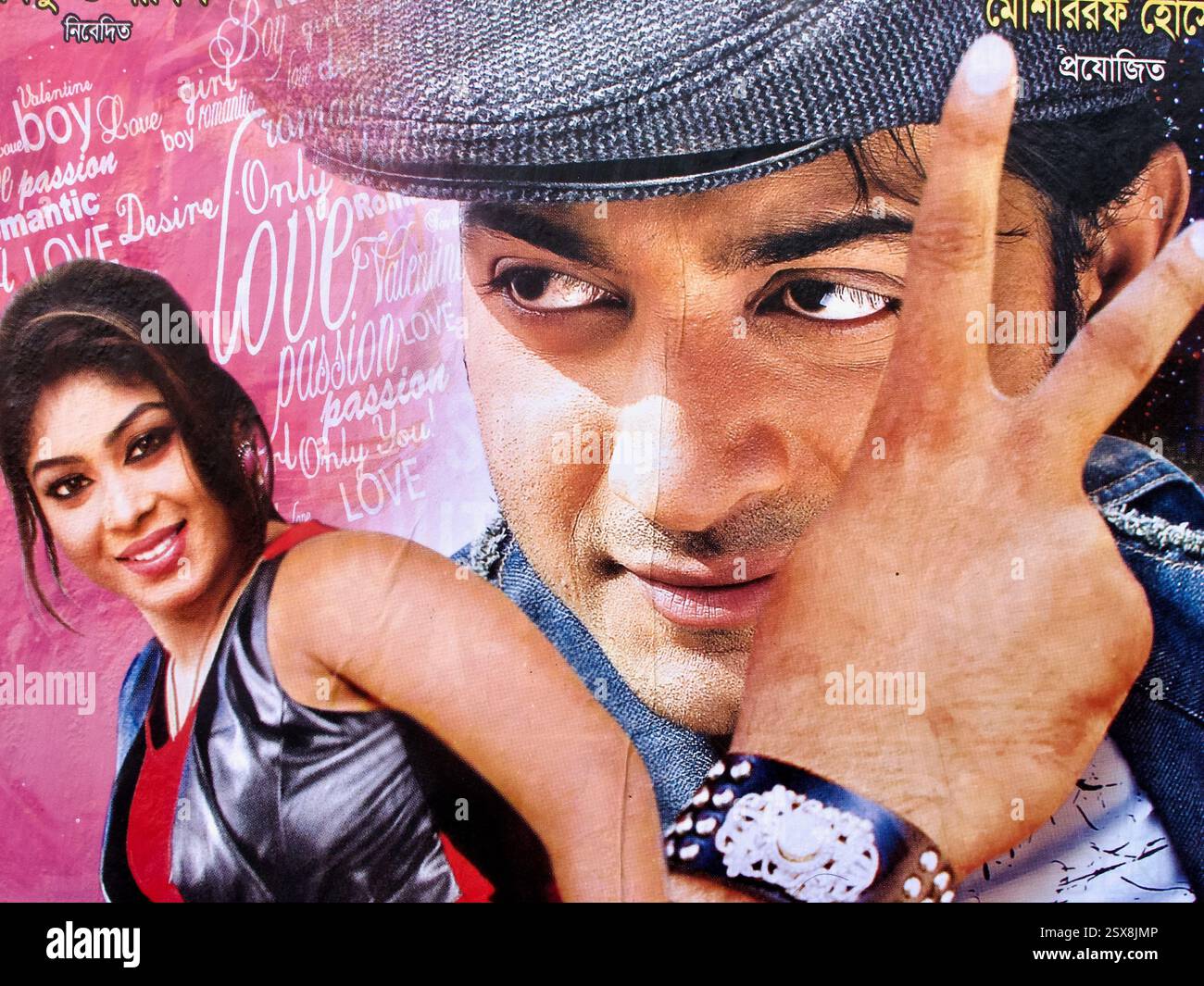 Poster cinematografico di Dhallywood a Dacca, Bangladesh, con un uomo che colpisce una posa e una donna sorridente su uno sfondo rosa romantico pieno di testo. Foto Stock