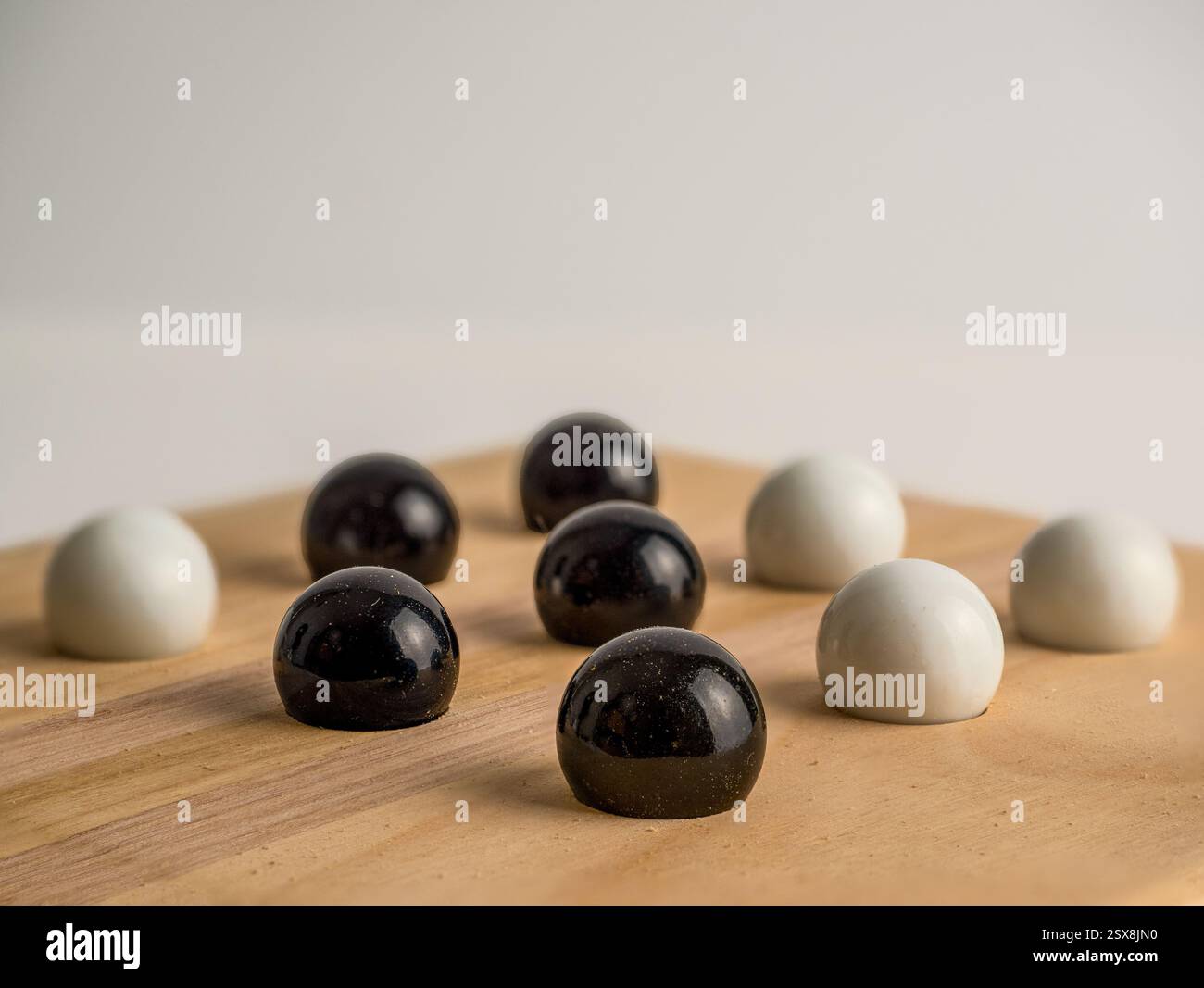 primo piano della versione in marmo bianco e nero del tic tac toe Foto Stock