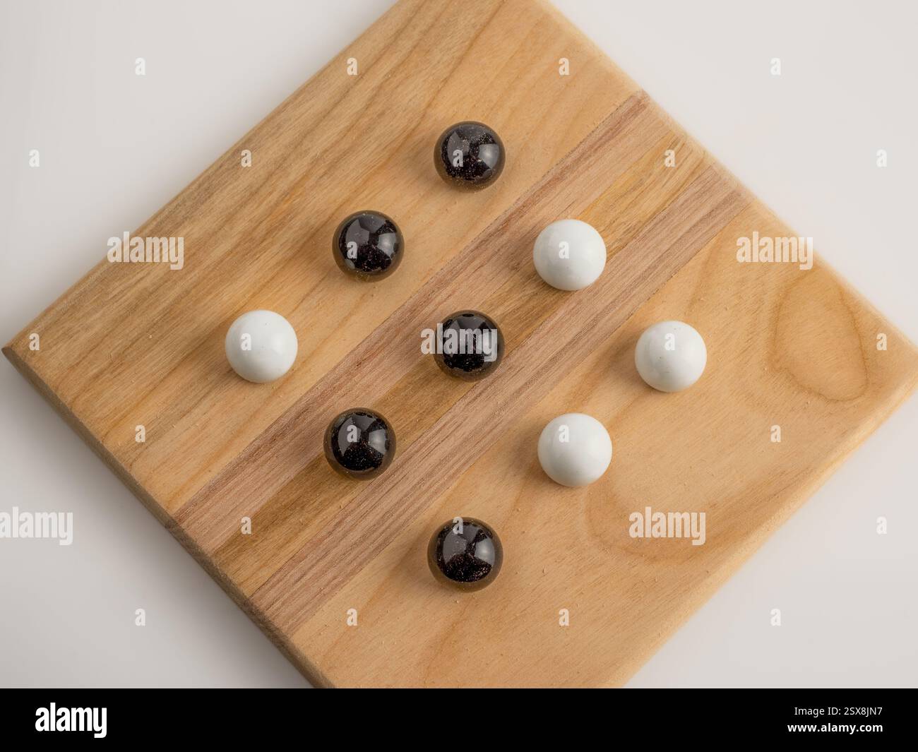 vista dall'alto della versione in marmo bianco e nero del gioco da tavolo tic tac toe Foto Stock