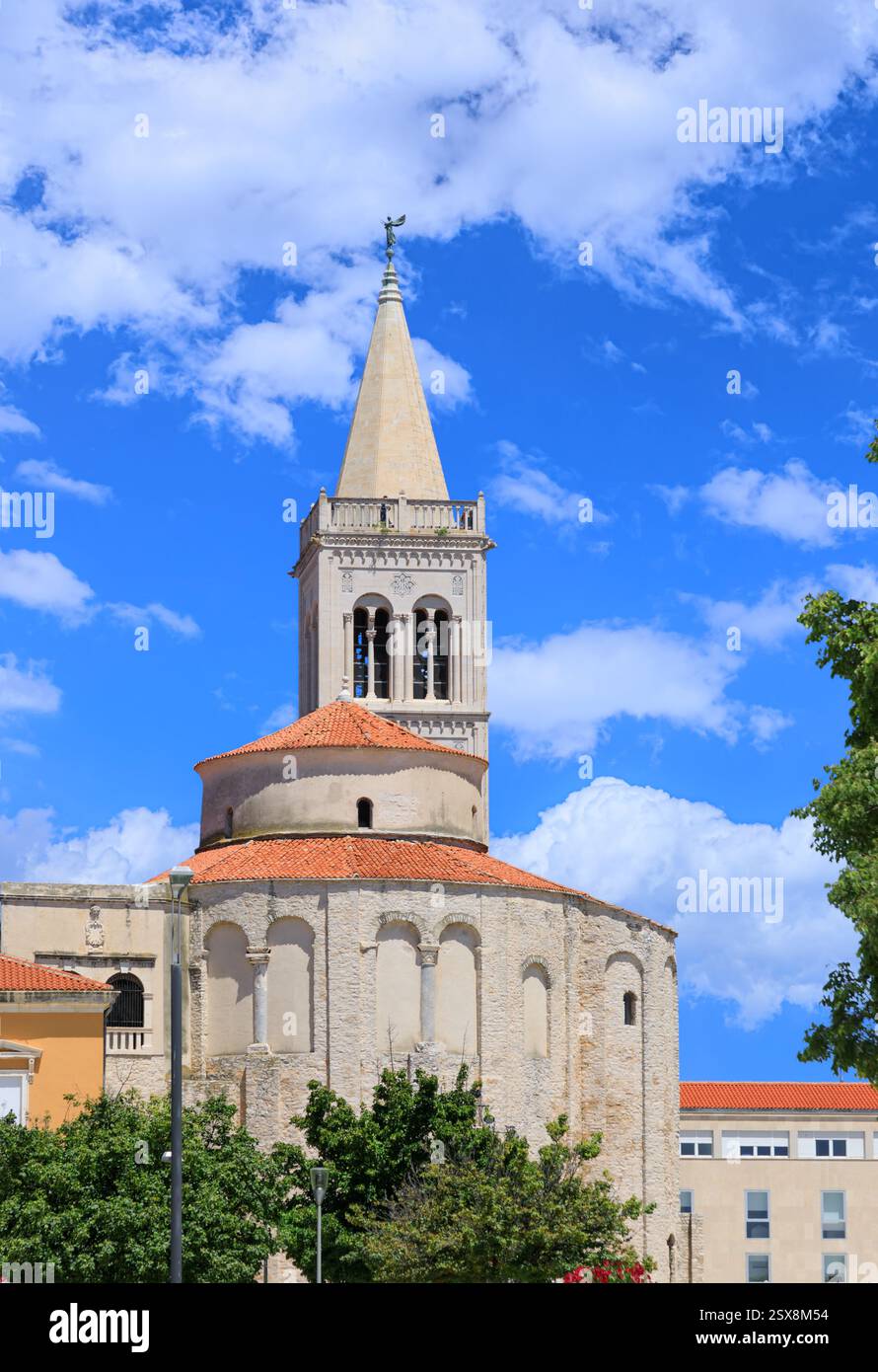 Paesaggio urbano di Zara, Croazia: Scorcio del campanile della cattedrale di Santa Anastasia e della chiesa di San Donato. Foto Stock