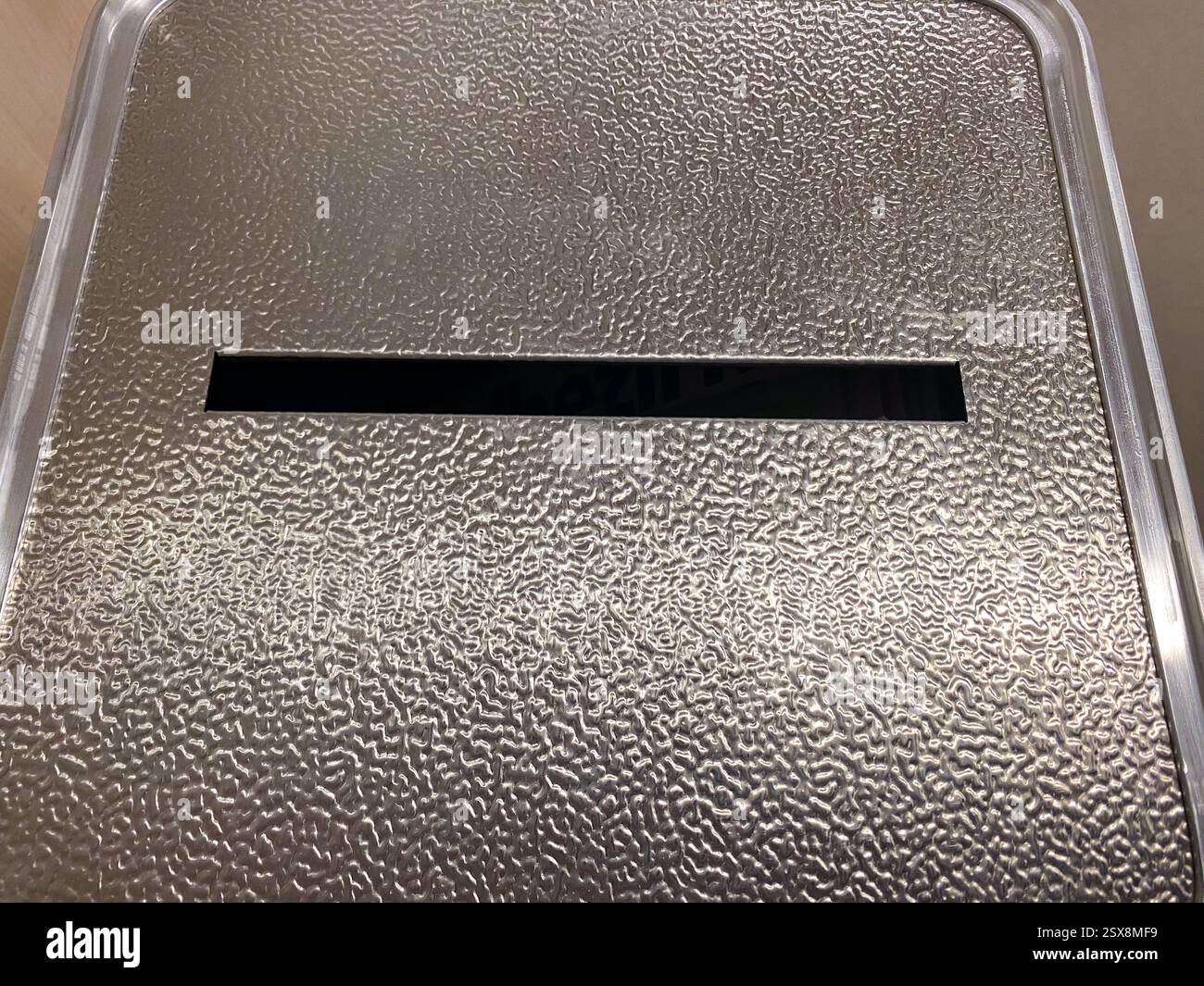 Ballottaggio metallico con slot di voto il giorno delle elezioni Foto Stock