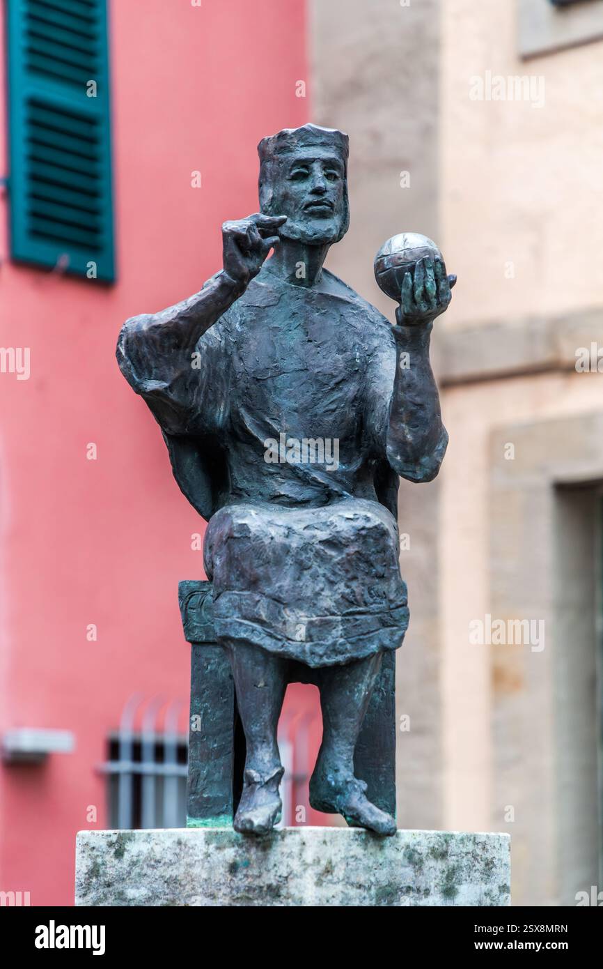 La figura in bronzo della Konradsbrunnen raffigura il re Corrado I con lo sguardo sollevato, la mano destra alzata con l'indice esteso e una sfera imperiale nella mano sinistra. Uno sfondo mostra una casa a graticcio rosa con persiane verdi. Lo scultore Hans Dressel di Forchheim ha creato la fontana nel 1998. Commemorava l'elezione del duca francone Corrado I a re della Franconia orientale a Forchheim il 10 novembre 911, davanti alla chiesa collegiata di San Martino. Luitpoldstraße, Forchheim, Baviera, Germania. Foto Stock
