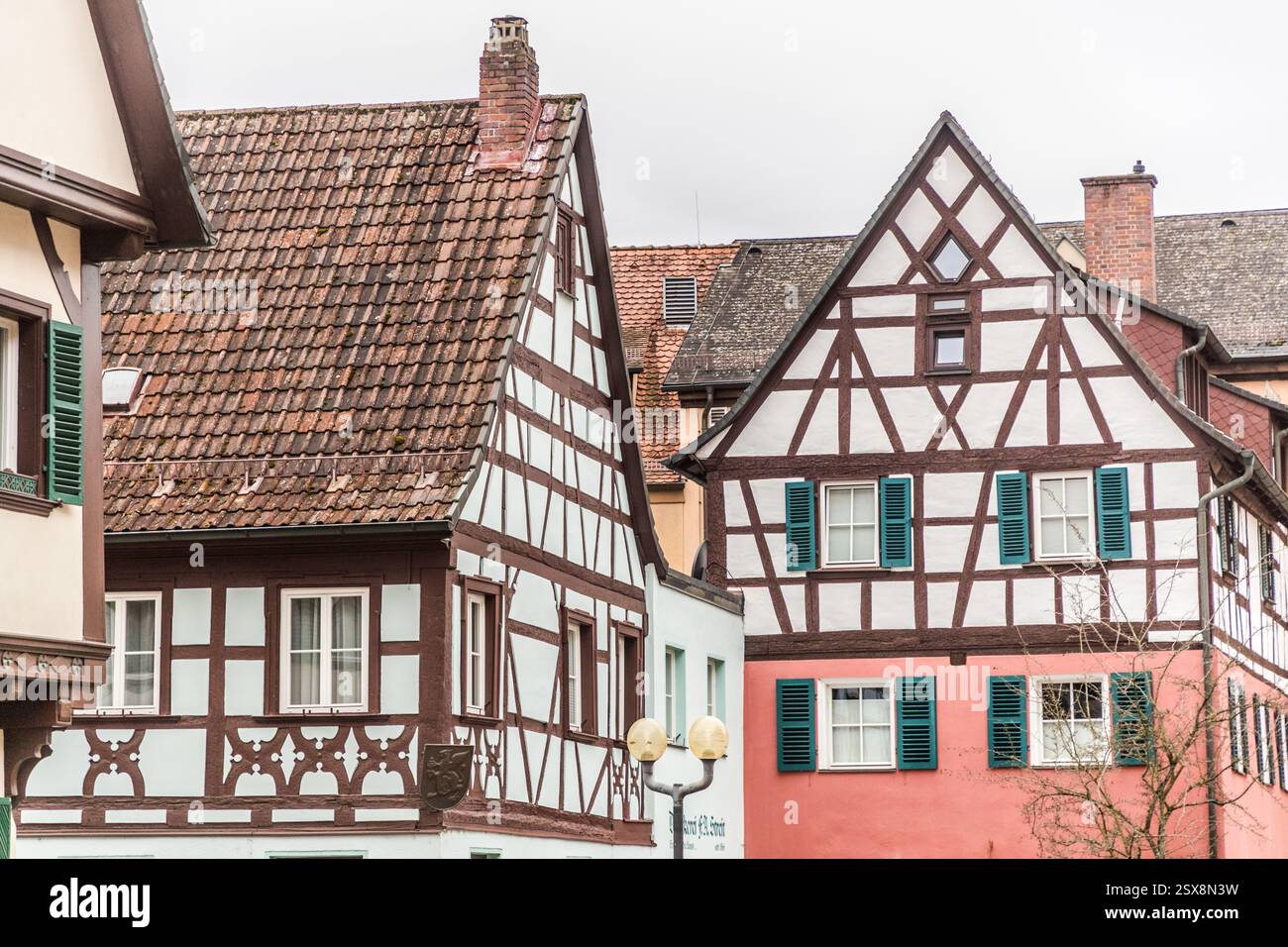 In Germania sono mostrate le tradizionali case in legno, caratterizzate da una varietà di stili di tetto e design di finestre. Wallstraße, Forchheim, Baviera, Germania Foto Stock
